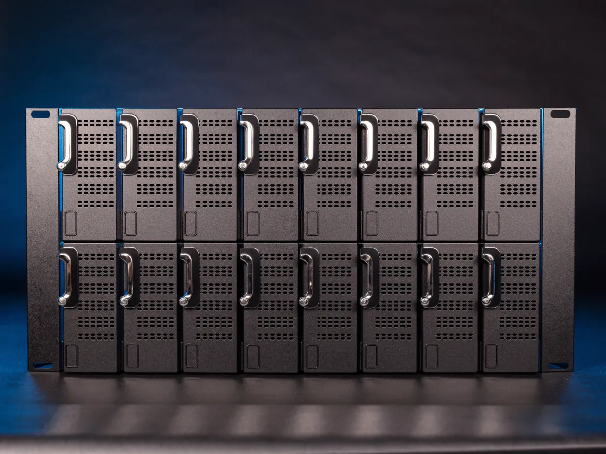 Front of a four rack unit disk shelf filled with twenty four unlabelled 3.5 inch drive carriers in a grid six across and four down